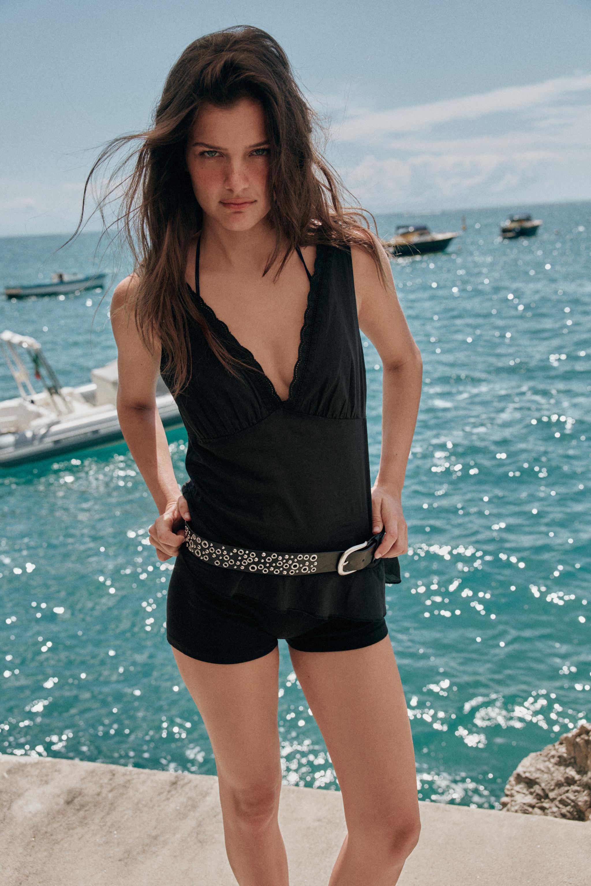 FLUID EMBROIDERED RUFFLED TOP